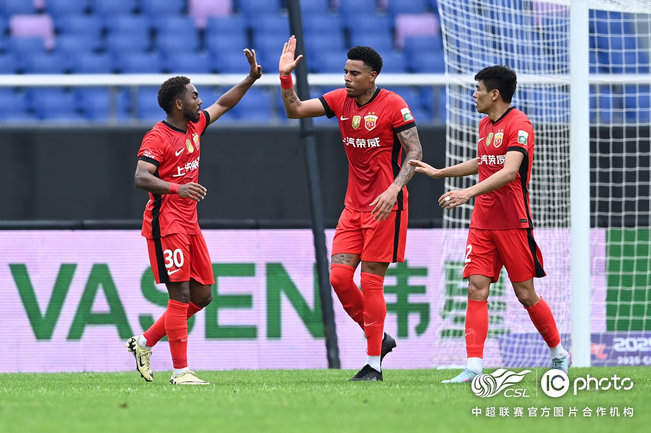 包含中超倒计时，广州队今晚官宣签约，细节引发关注，赛场秩序良好，纪律约束更严格的词条