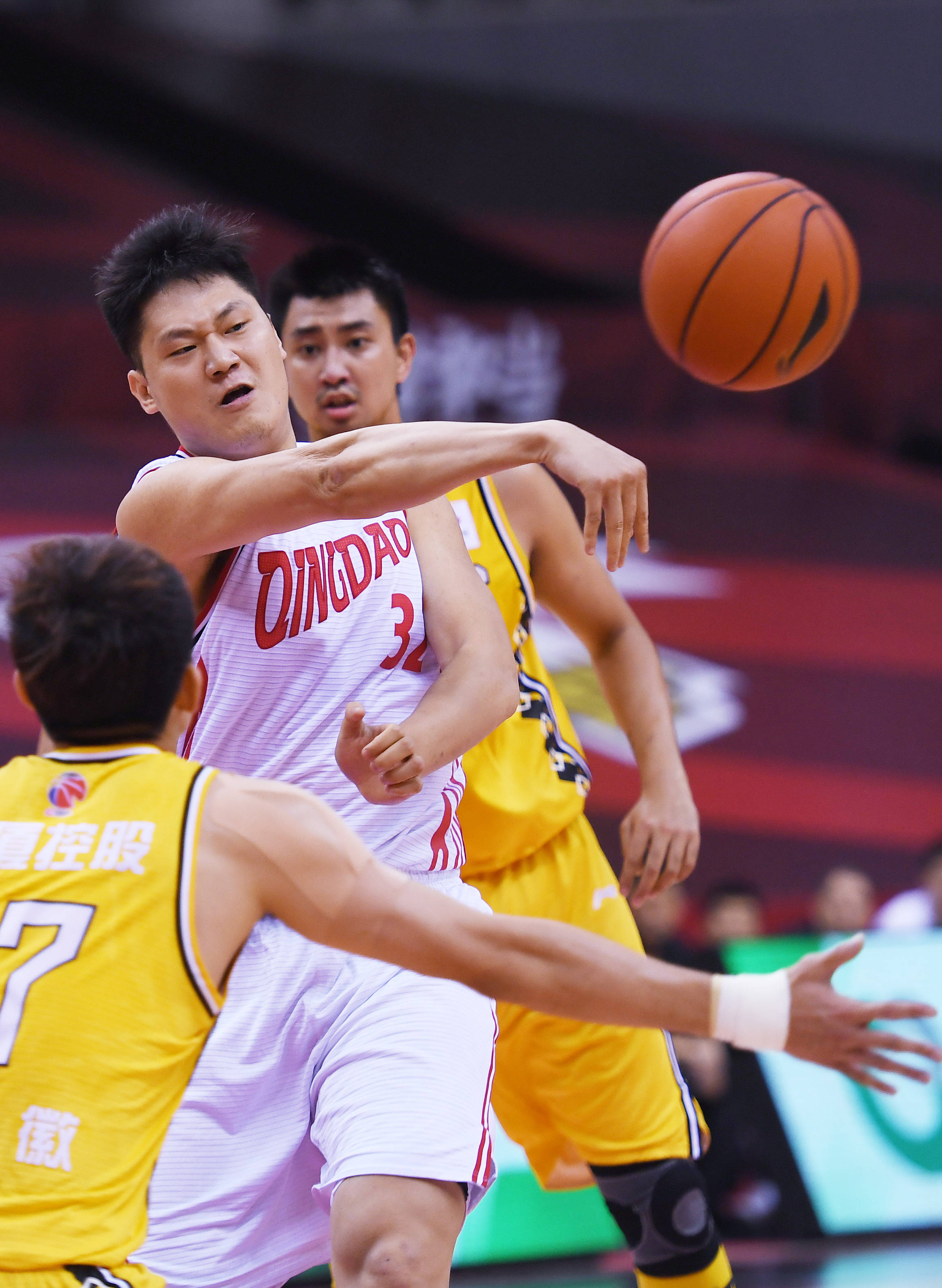 山东男篮迎中超关键赛，赛前单刀错失，质疑声仍在，年轻球员得到机会的简单介绍